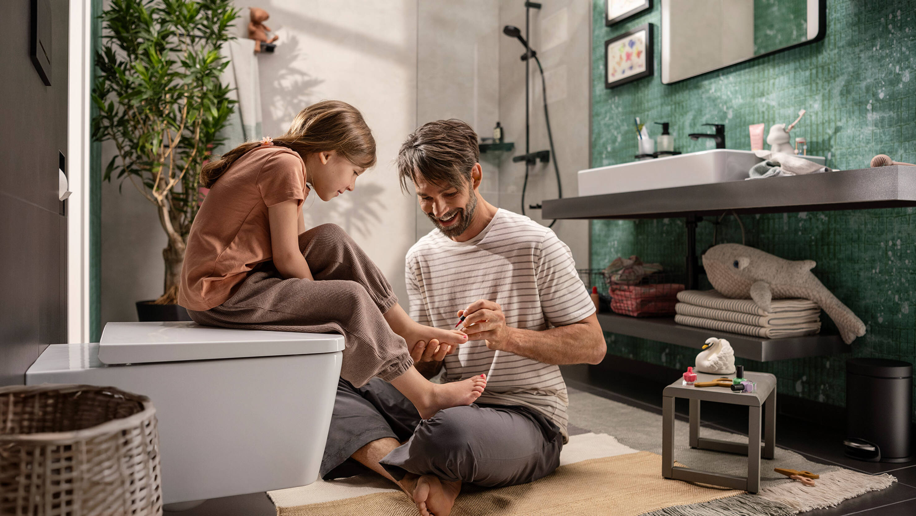 Vater widmet sich im Traumbad liebevoll seiner Tochter.