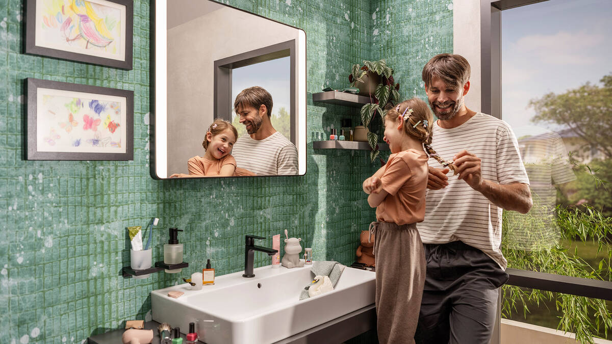 Vater mit Tochter im neuen hansgrohe Badezimmer.