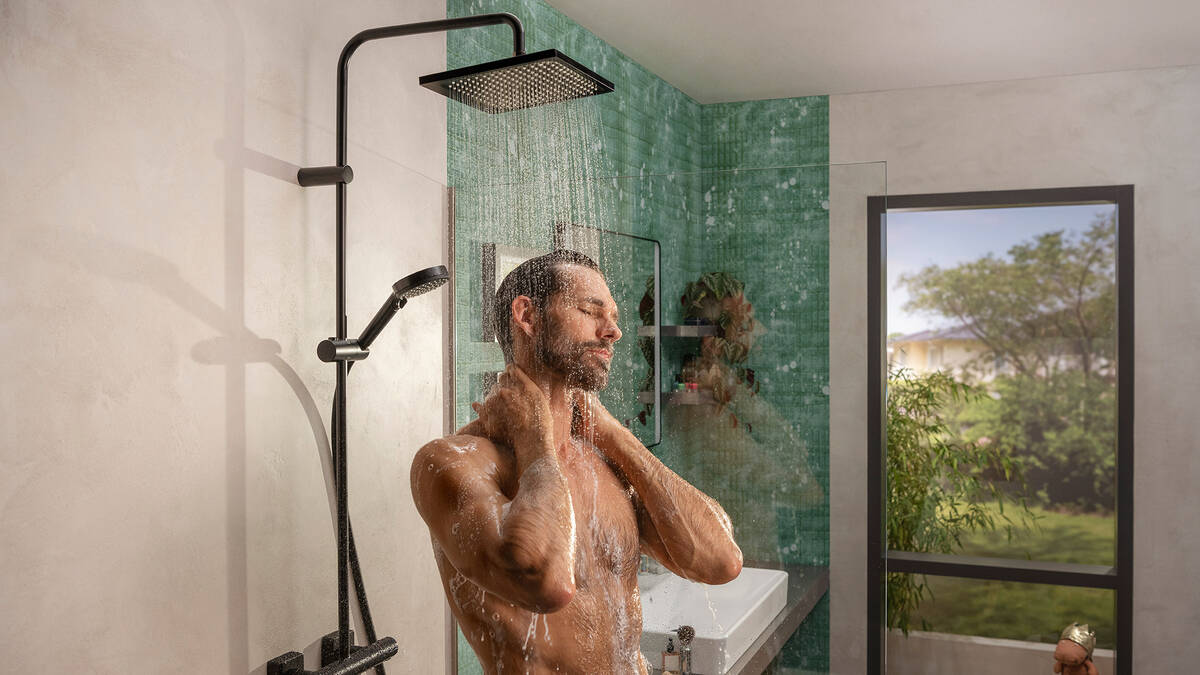 Douchende man met hoofddouche van hansgrohe.