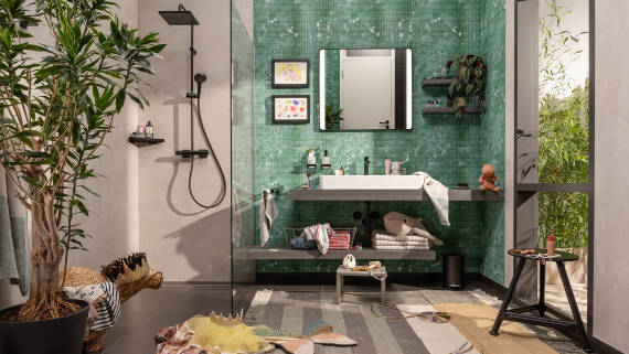 Volledig met hansgrohe ingerichte droombadkamer in mat zwart.