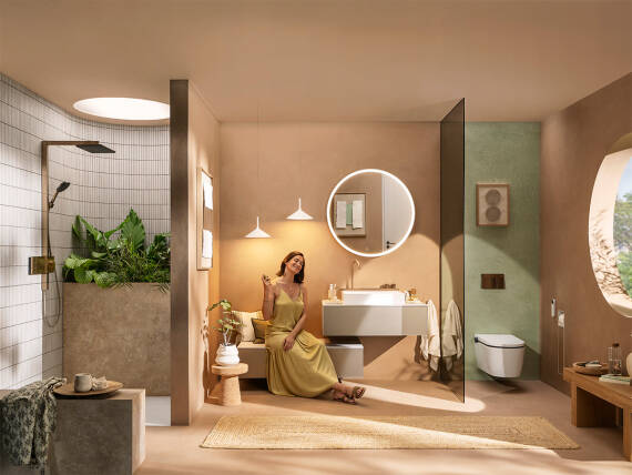 Salle de bains méditerranéenne avec douche, plan de lavabo, nuances naturelles et plantes.