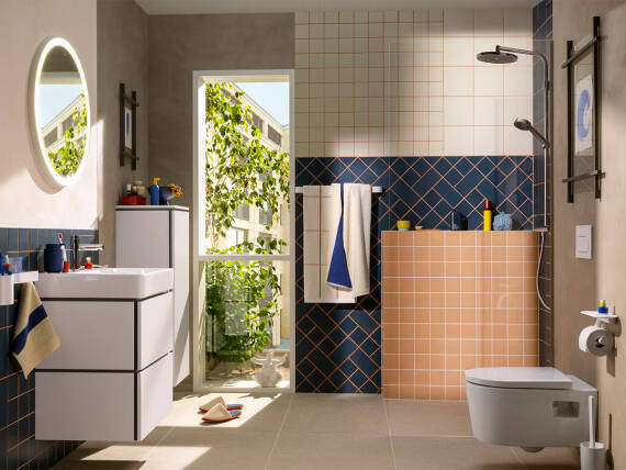 Bad mit Fliesen in unterschiedlichen Legemustern und Größen.