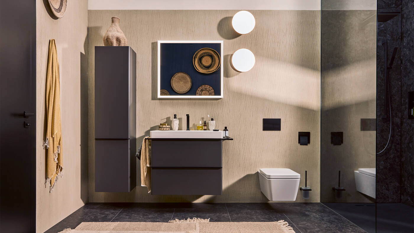 Minimalistische badkamer in zwart-wit.