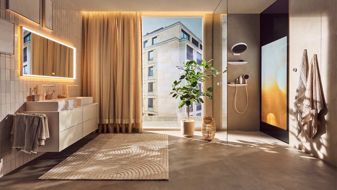 Lichte droombadkamer met drempelloos doucheoppervlak.