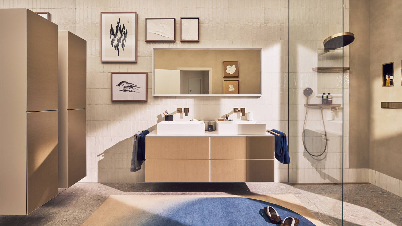 Droombadkamer met gekleurde accenten in Brushed Bronze.