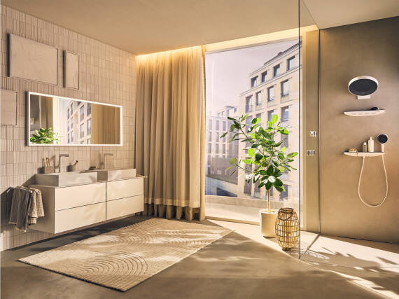 Salle de bains hansgrohe de rêve dans des tons de beige avec douche et double plan de toilette.