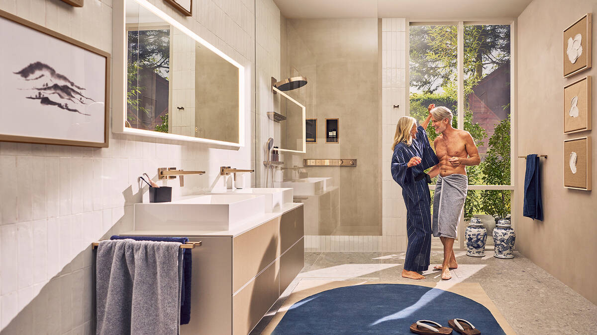 Salle de bains lumineuse pour les couples avec un double lavabo et une douche.