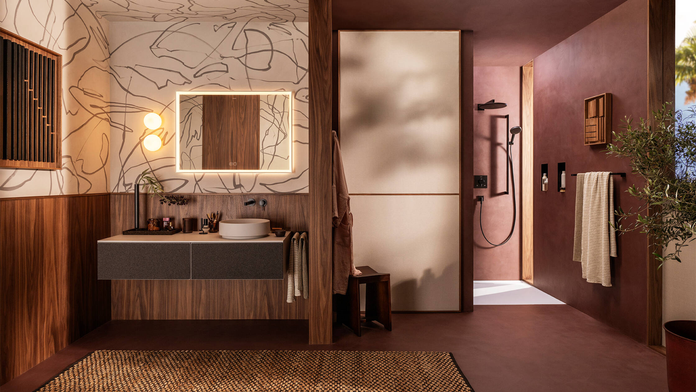 Bad mit verschiebbarer Trennwand als Raumteiler und Tür.