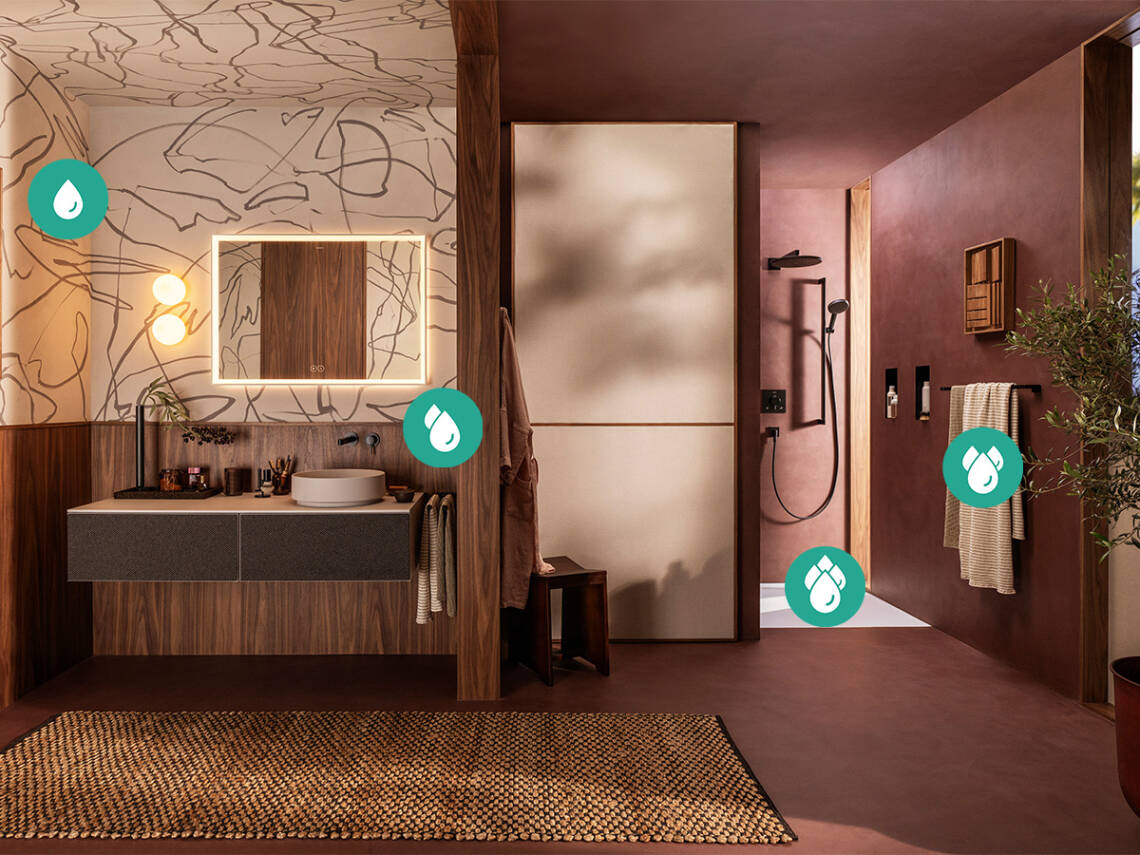 Modernes Bad mit Holz, warmen Farben und Dusche.