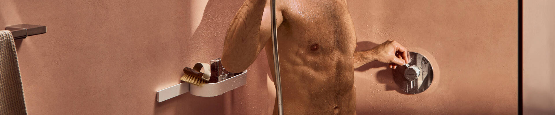 Mann betjener DuoTurn innbyggingsblander i dusjen.