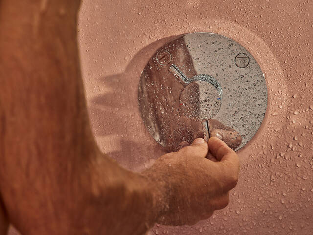 DuoTurn brusearmatur i fladt design.