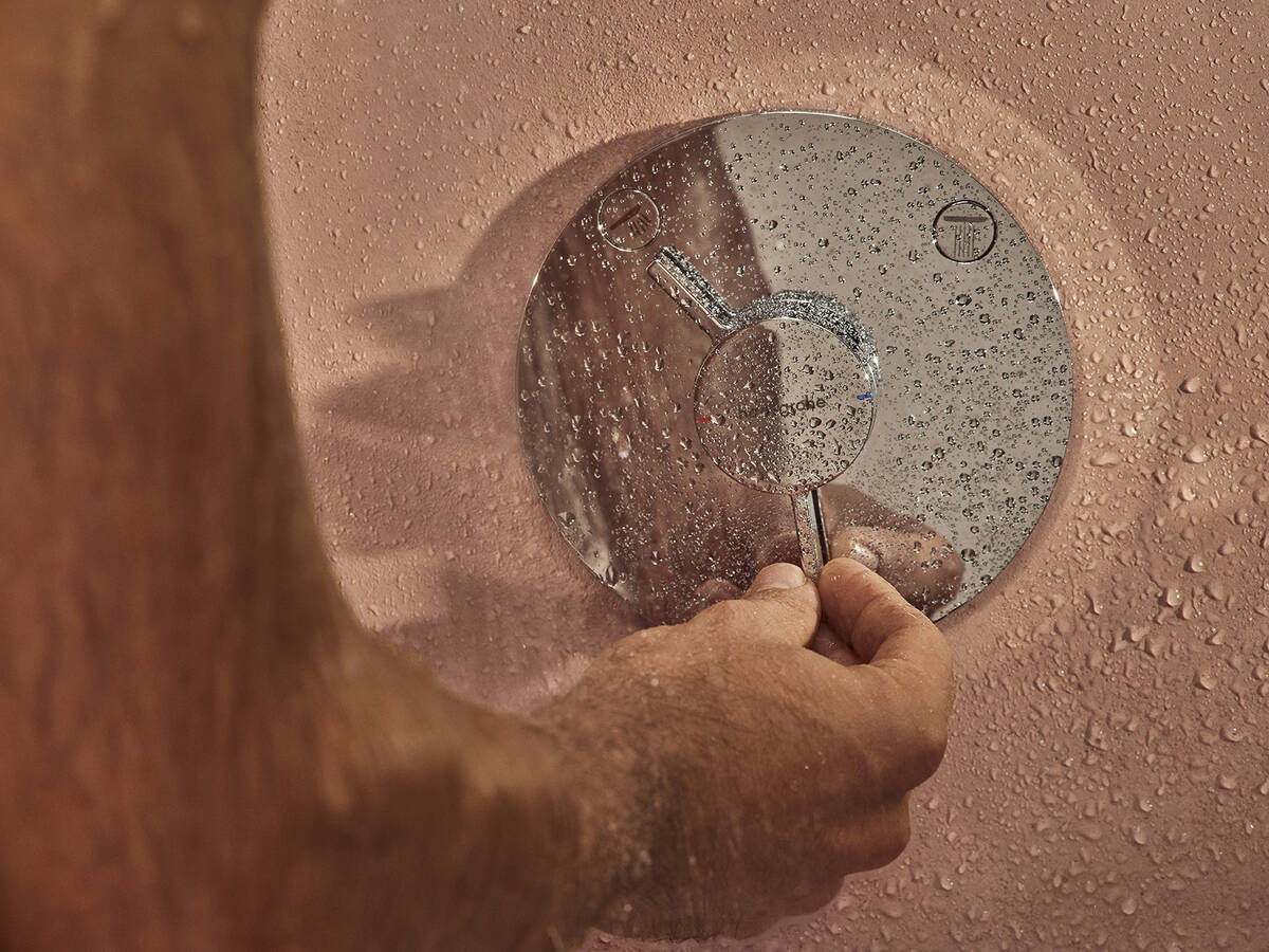 Platta inbyggda blandare för mer komfort i badrummet.