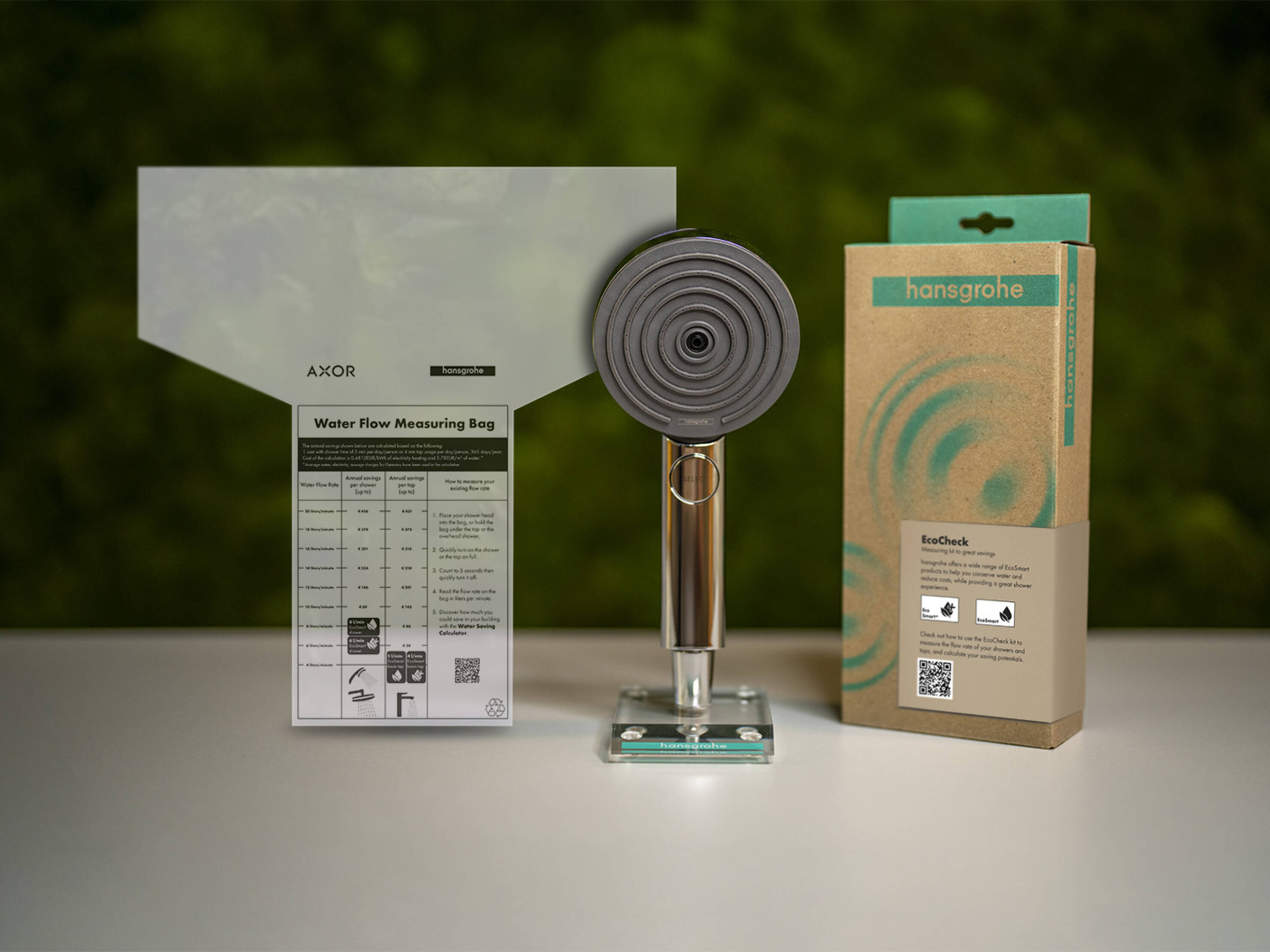 EcoCheck Kit: Pulsify Handbrause, Produktverpackung und Wasser-Messbeutel.