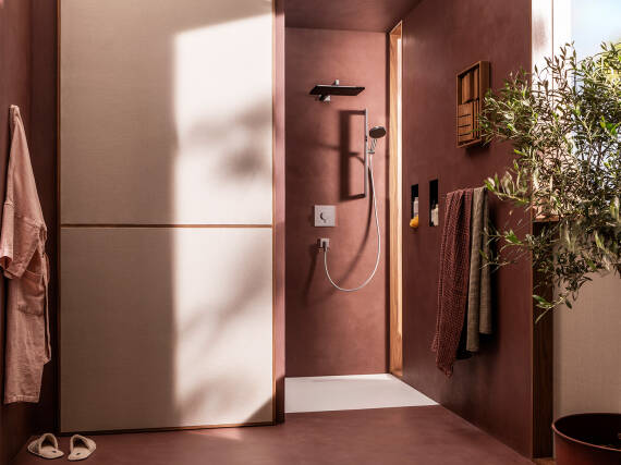 Mediterrane Dusche mit warmen Rotbraun-Tönen und Naturdetails.
