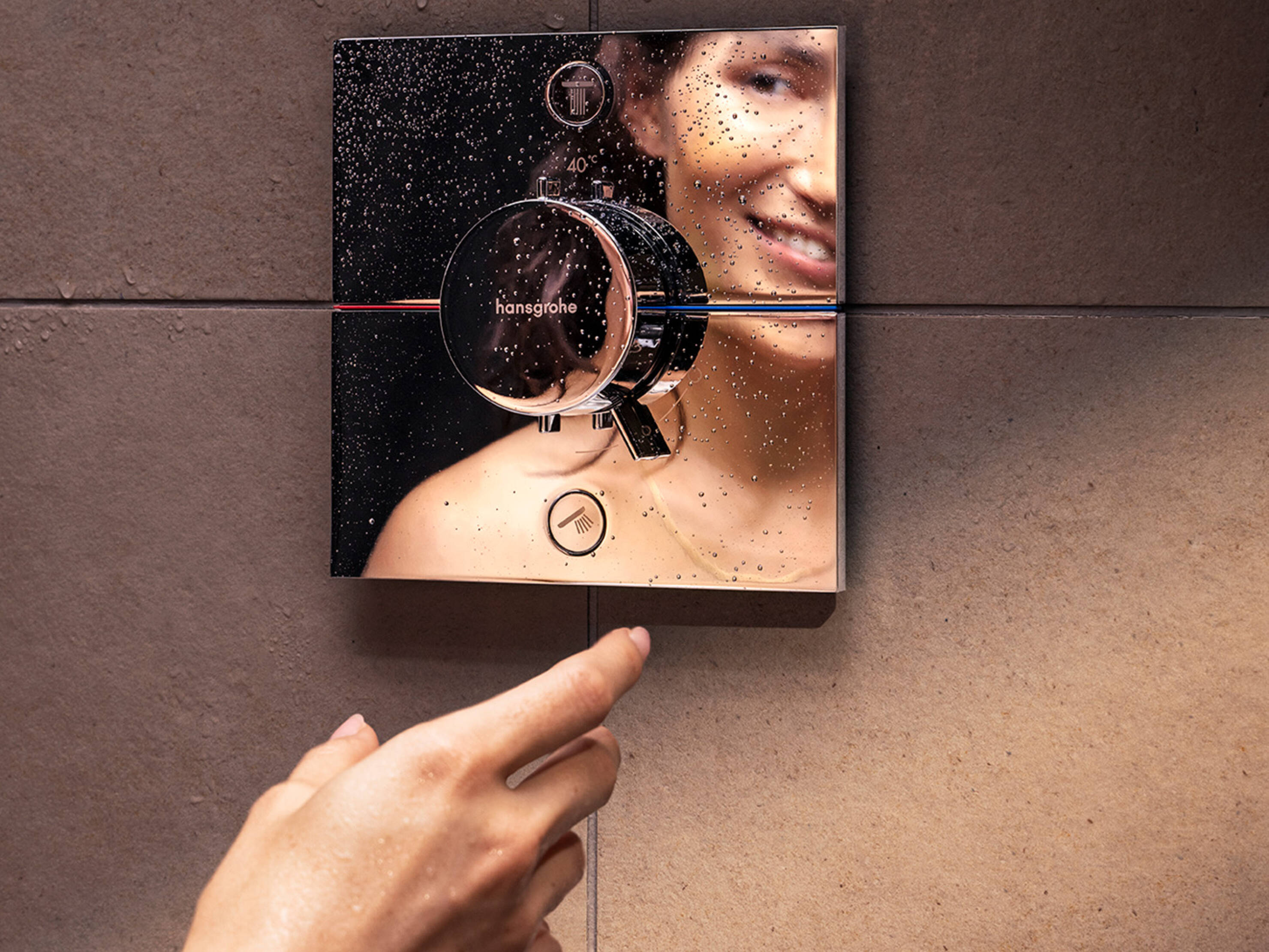 Lachende vrouw spiegelt zich in hansgrohe thermostaat.