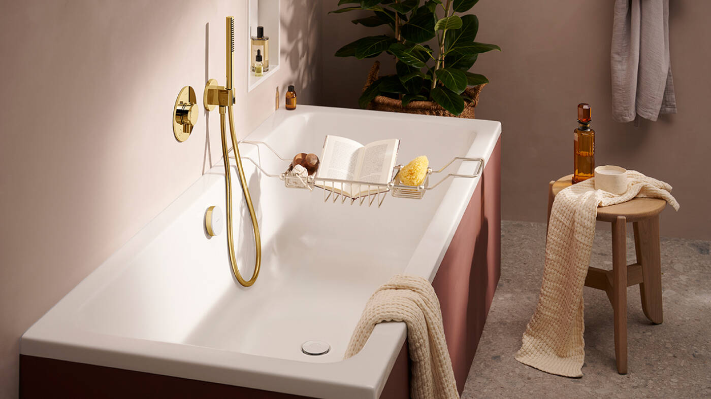 Badkamerinterieur met minimalistische goudkleurige mengkranen.