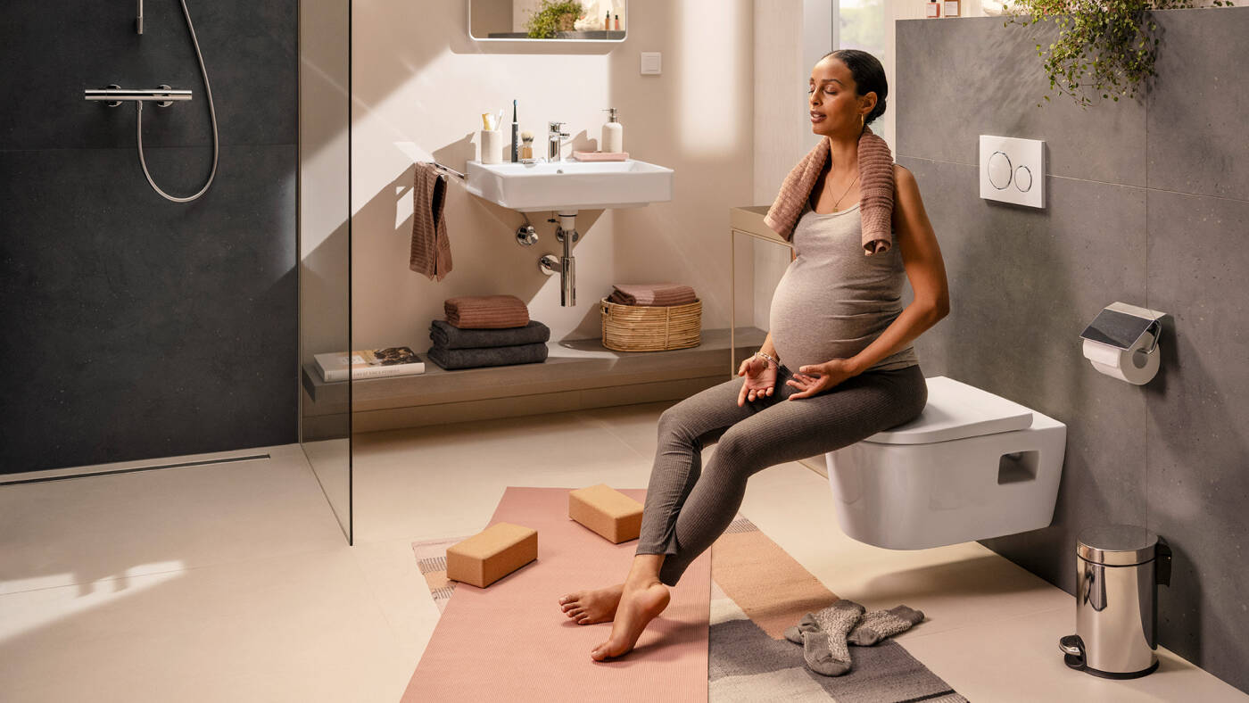 Una mujer embarazada sentada en un EluPura Original.