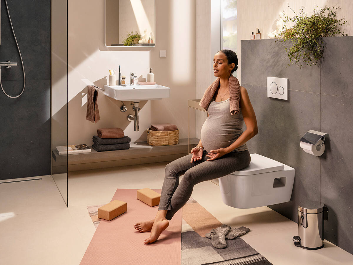 Femme enceinte assise sur des toilettes EluPura Original Q.