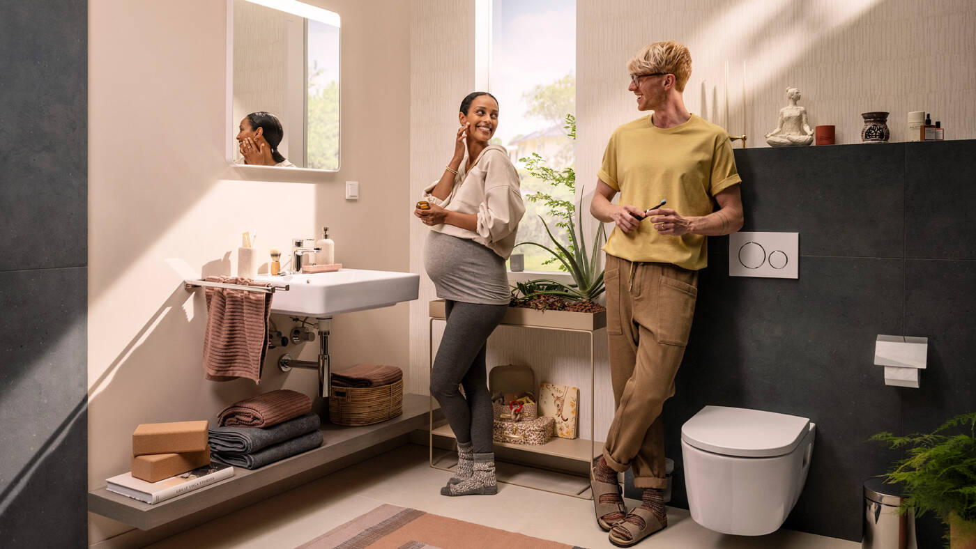 Una pareja en un baño con inodoro EluPura Original.
