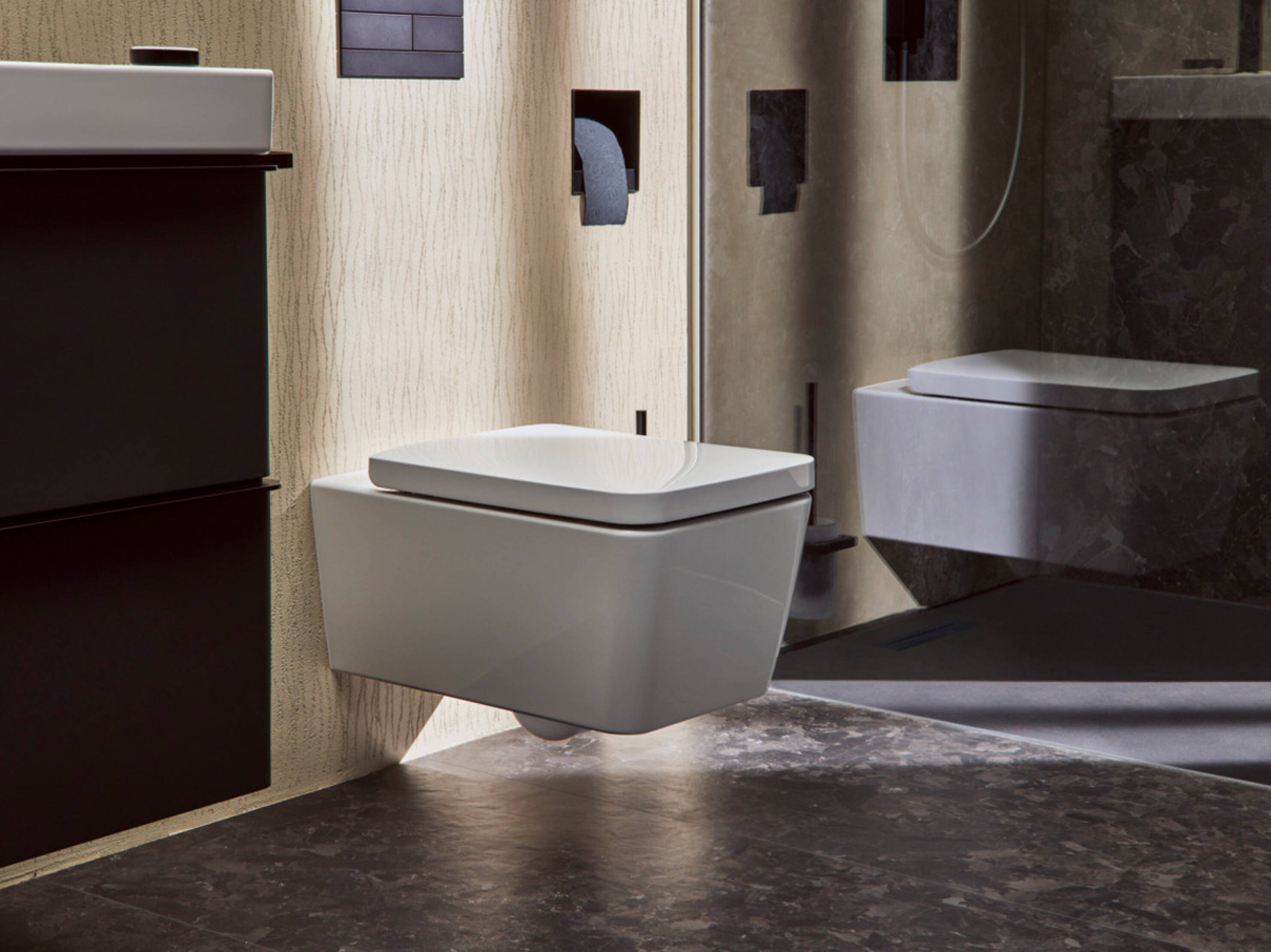 hansgrohe Toilette EluPura Q im SoftCube Design. hansgrohe Toilette EluPura Q im SoftCube Design.