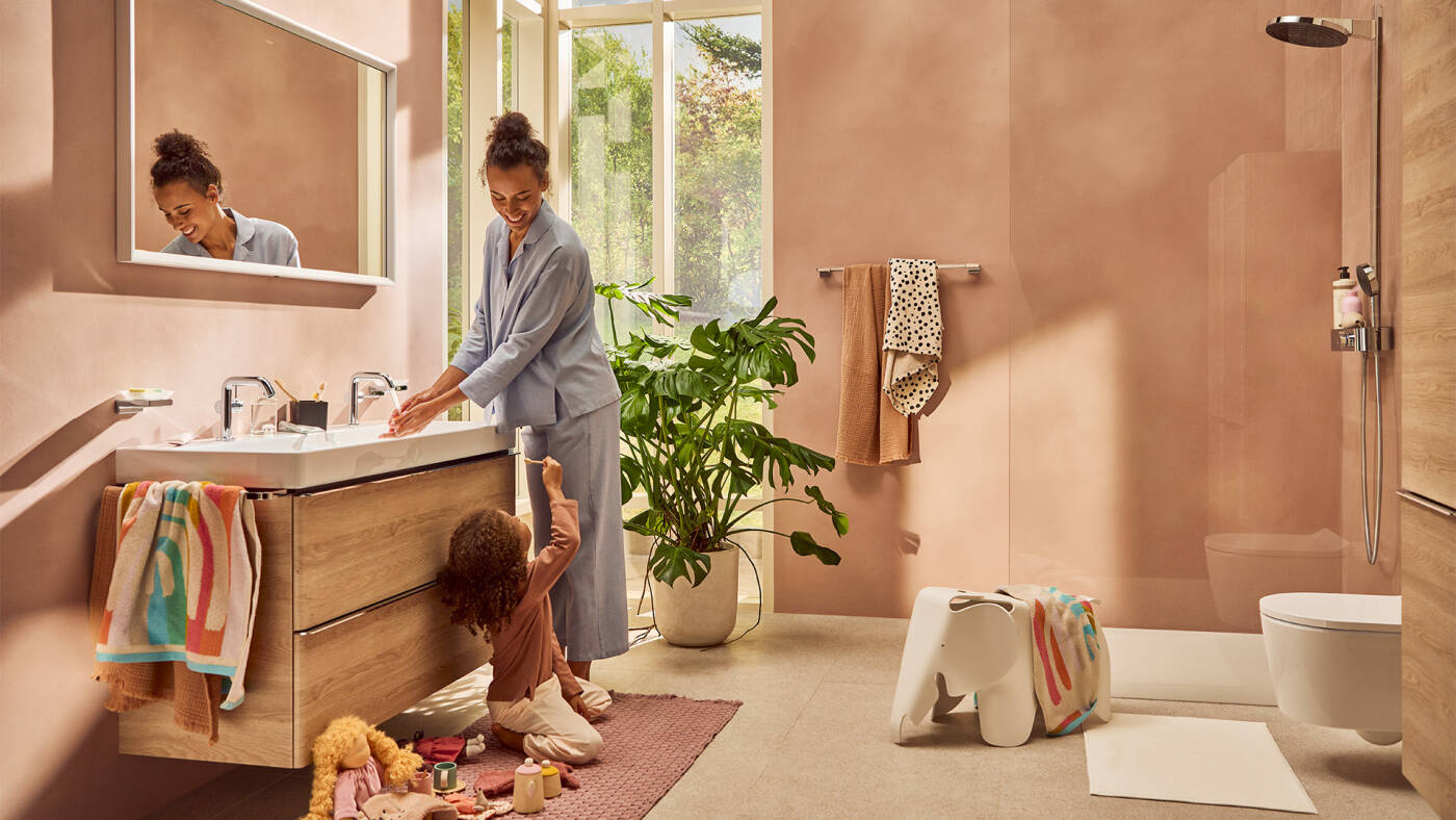 Hele badkamer van hansgrohe met rond toilet.