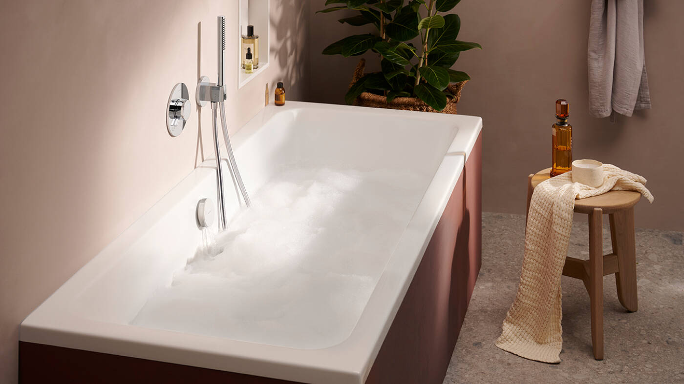 Una bañera llena de espuma.