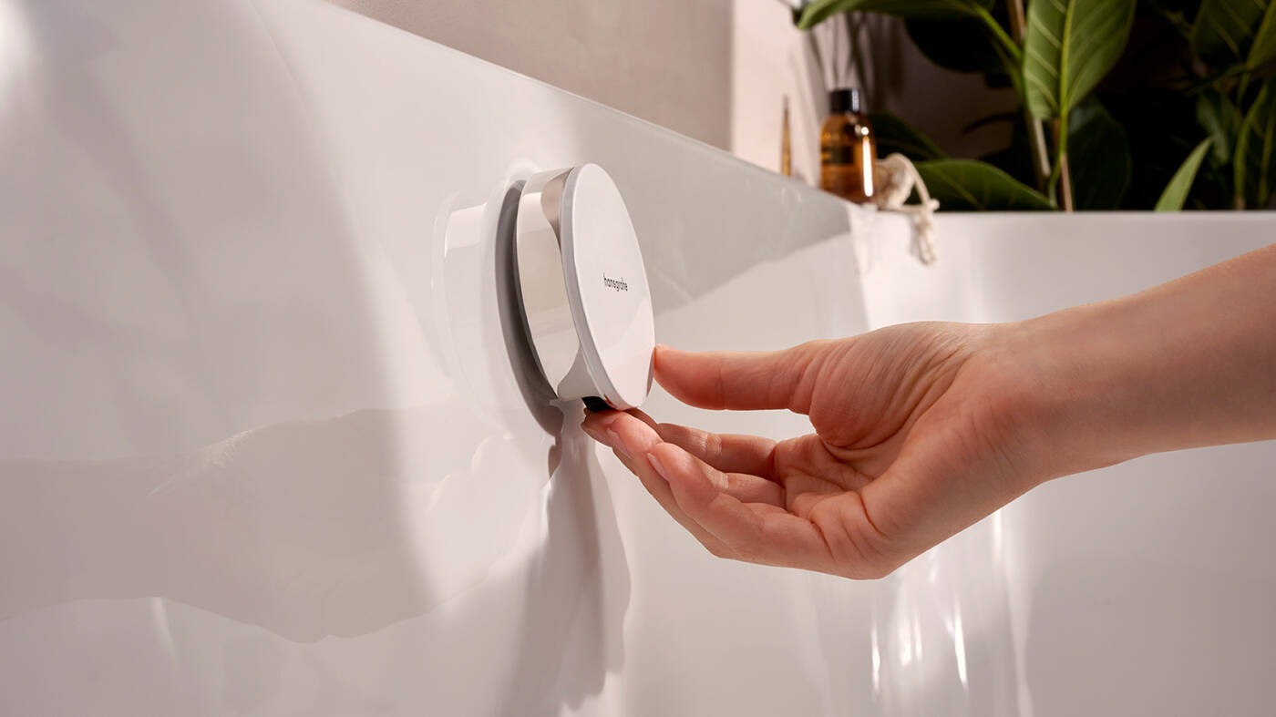 El caño de bañera Exafill es muy fácil de manejar. 