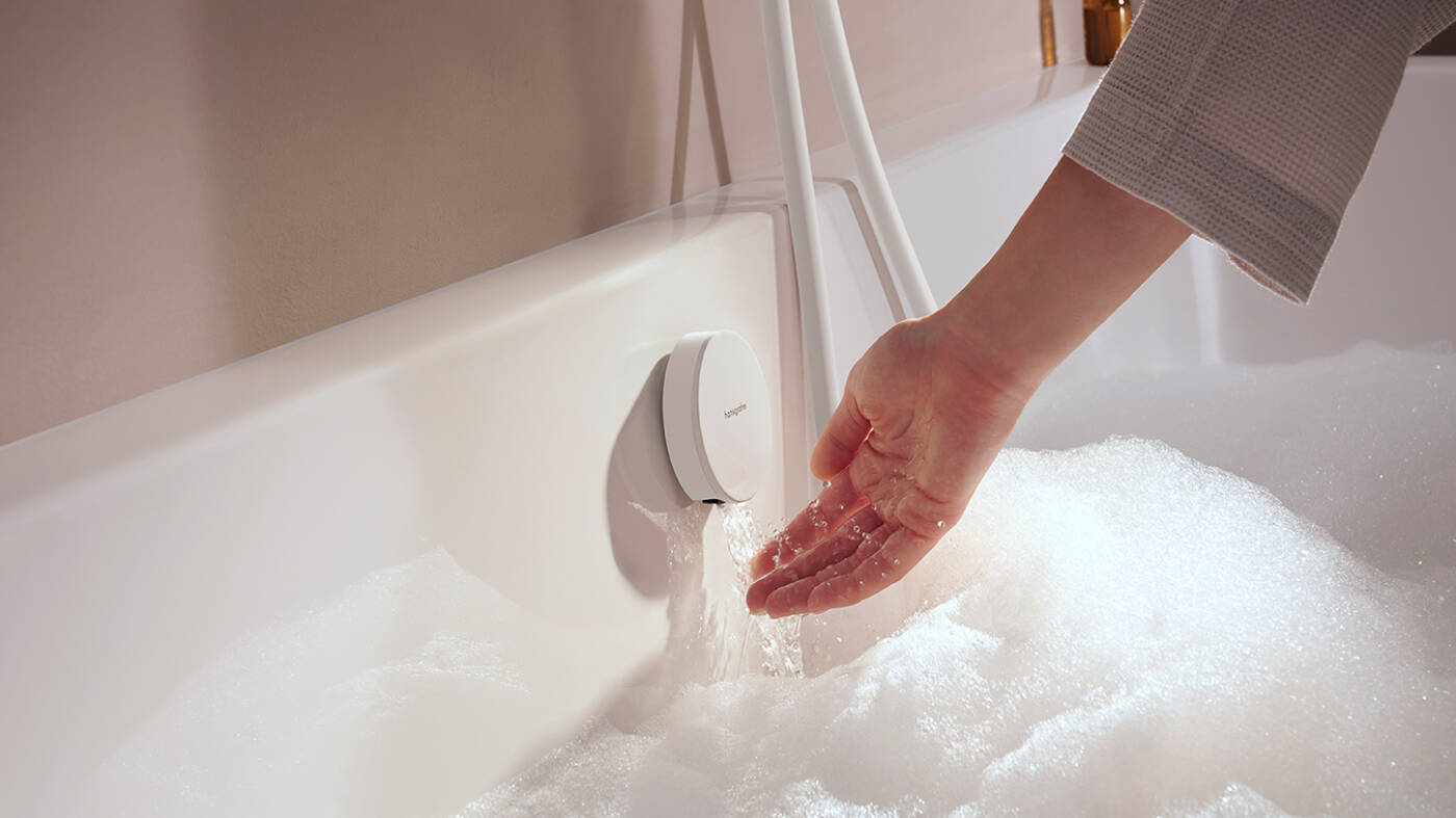 Exafill llenando directamente una bañera con espuma.