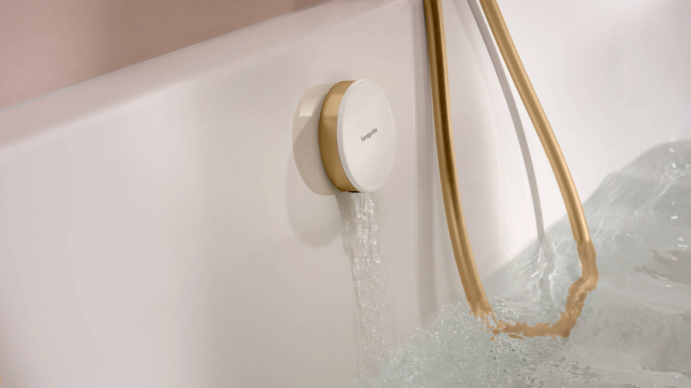 Exafill en blanco y dorado, a juego con el flexo de ducha.