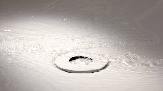 Wasser fließt in den Wannenablauf mit PushOpen Funktion.