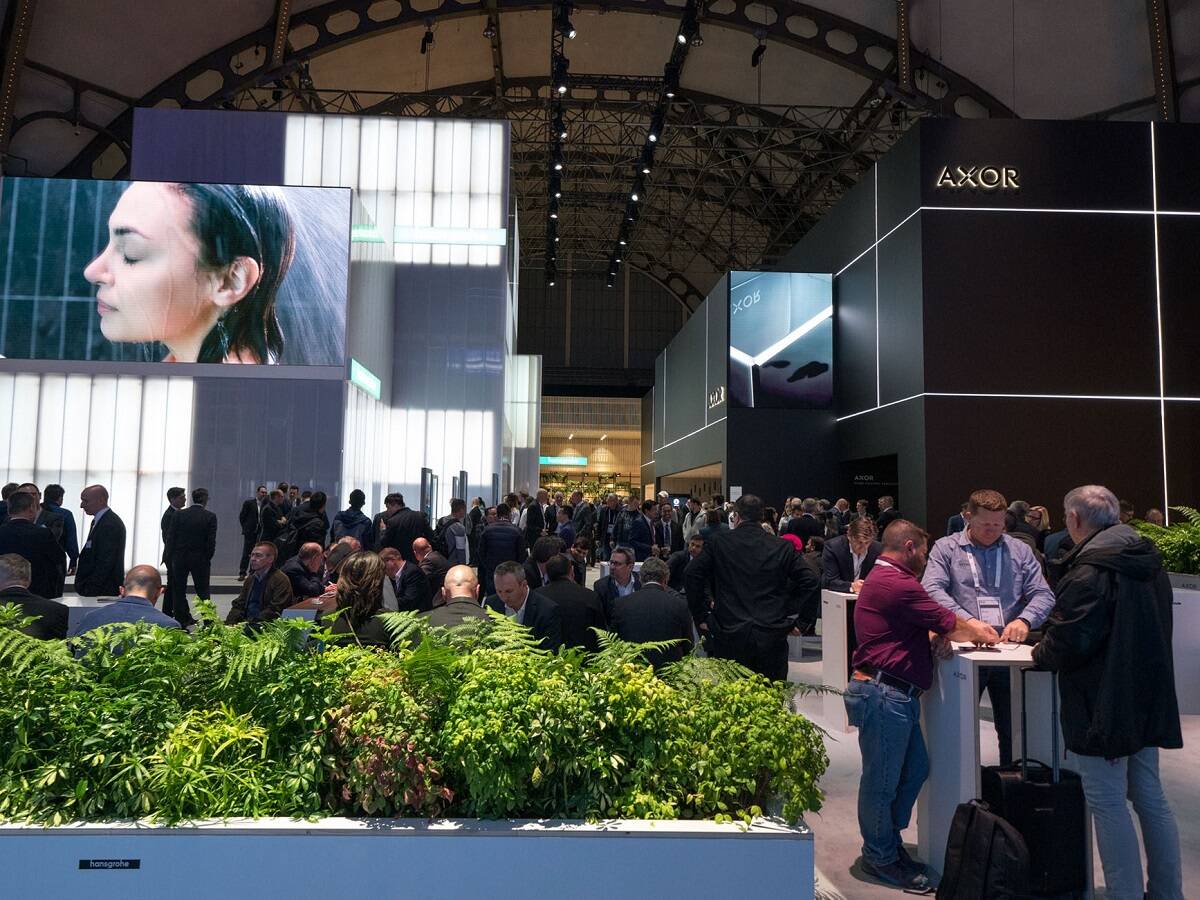 Participants in a technical seminar at a hansgrohe faucet.