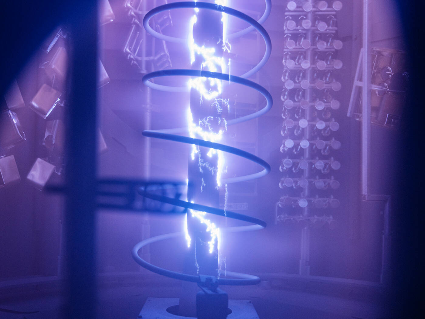 Hell erleuchtete Spirale in der Hansgrohe PVD-Kammer.