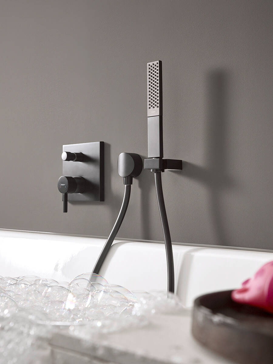 Perfekt eingerichtetes hansgrohe Badewannenambiente.