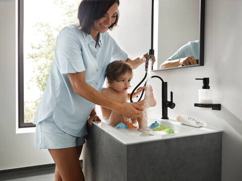 Finoris slavina u mat crnoj boji sa crevom na izvlačenje