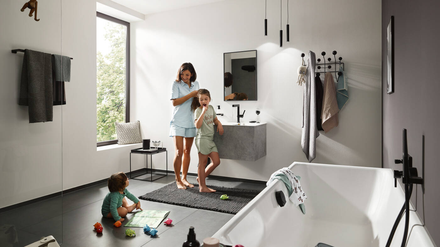 Family bathroom with Finoris faucets by hansgrohe.