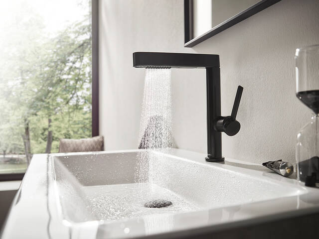 Woman washing her hair with hansgrohe pull-out spray.