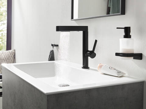 Finors slavina sa PowderRain vrstom mlaza, na sudoperi.