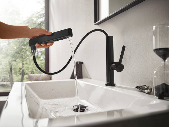 The Finoris’ pull-out spray in action.