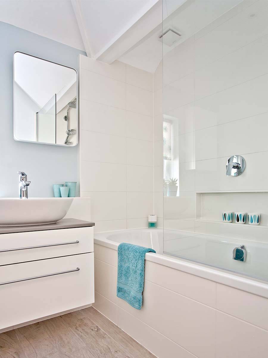 Wohnliches Badezimmer auf kleinem Grundriss einrichten | hansgrohe DE Wohnliches Badezimmer auf kleinem Grundriss einrichten | hansgrohe DE