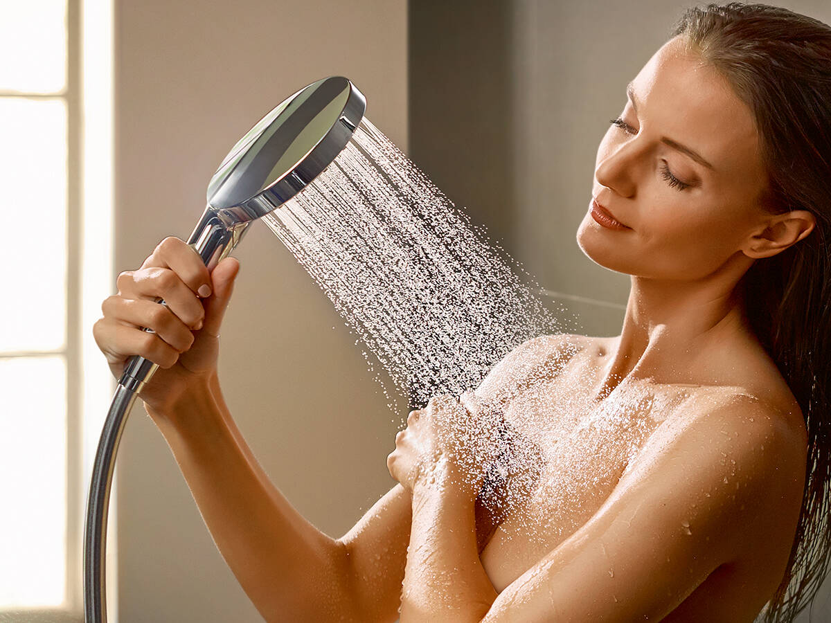 具有汉斯格雅沄雨式出水模式的手持花洒。