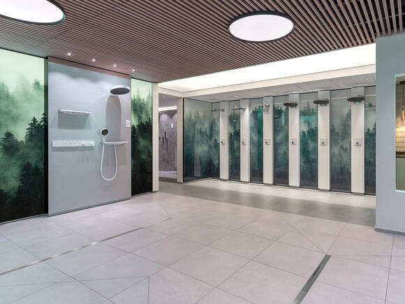 Överdådigt utformat duschutrymme i Showerworld.