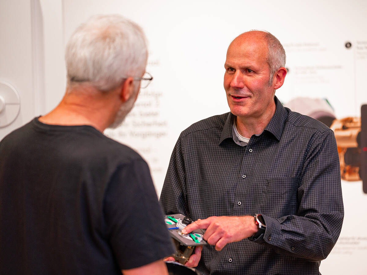 Handwerker und Kunde im Beratungsgespräch. 