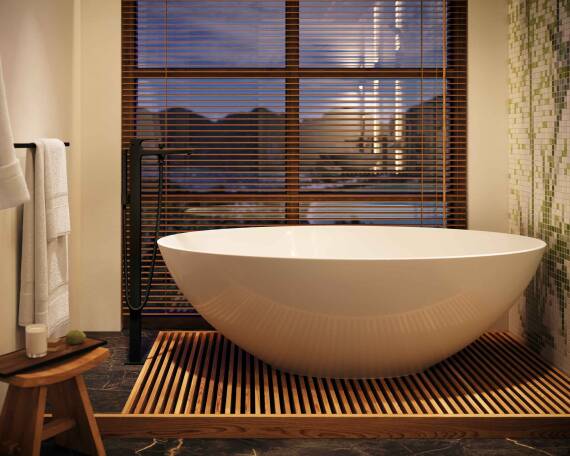 Japandi-Bad mit freistehender Wanne am Fenster.