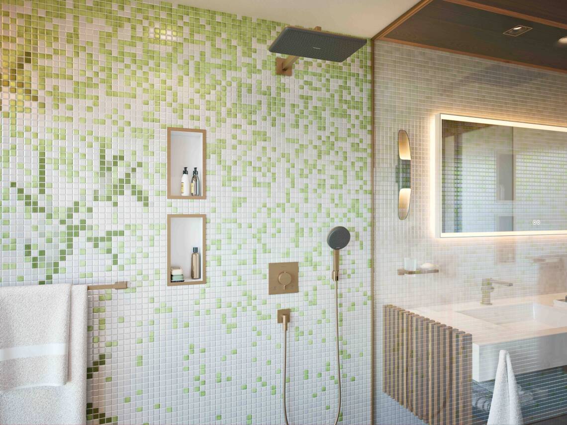 Dusche mit grün-weißem Mosaik und moderner Regendusche.