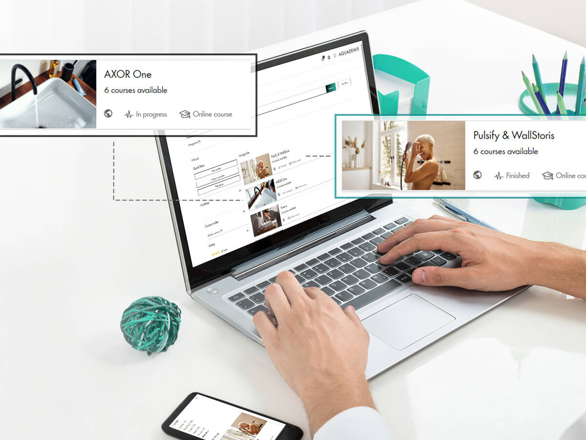 Person nutzt Hansgrohe Online Aquademie am Notebook.