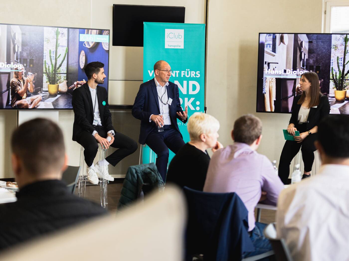 Hans! Dialog - mit diesem Format waren wir das erste Mal live und in Präsenz auf der ISH 2023 in Frankfurt. Im Dialog: Frank Wiehmeier, Stefan Lindheimer und Lara Henk.