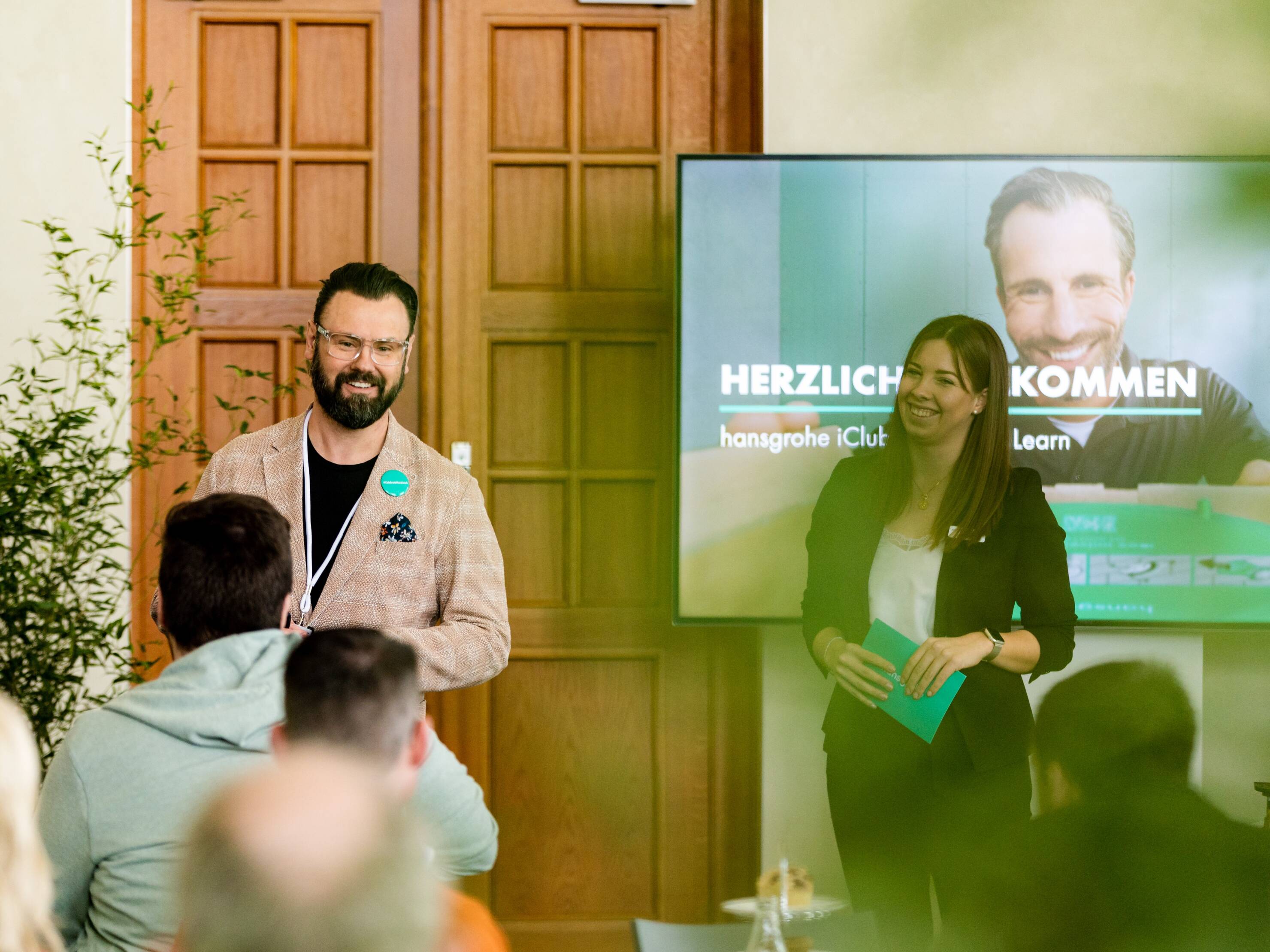 Gruppenbild der hansgrohe i-Club Mitglieder bei einem Event. Gruppenbild der hansgrohe i-Club Mitglieder bei einem Event.