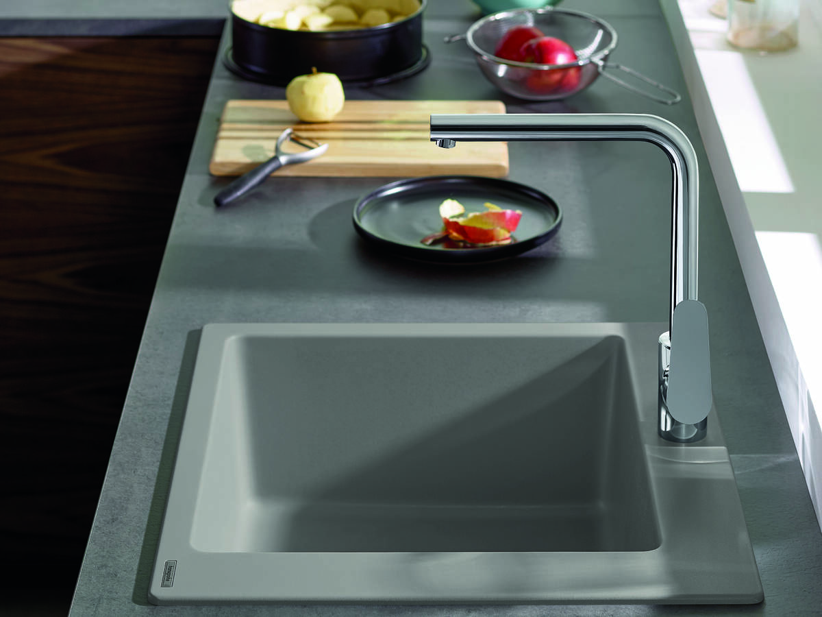 Large handle on hansgrohe kitchen taps.