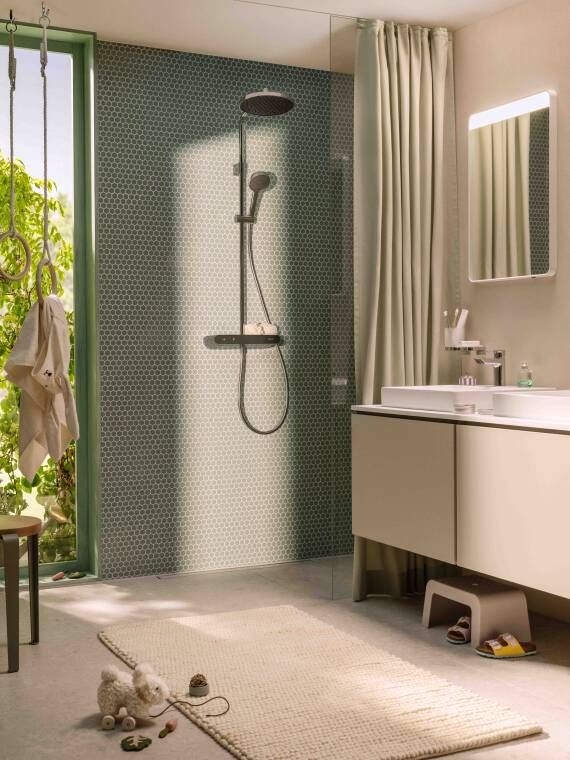 Bad mit Vorhang als Raumteiler für Dusche.