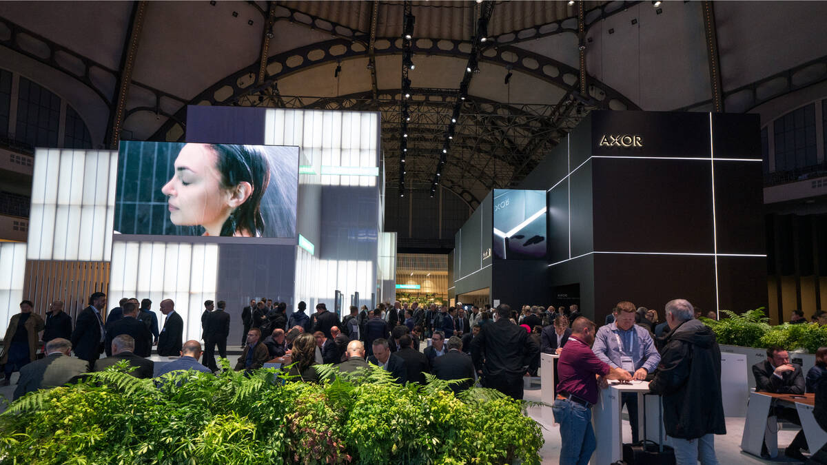 Participant à un séminaire spécialisé actionnant un mitigeur hansgrohe.